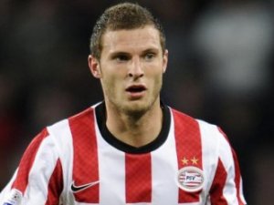 Çılgına dönen futbolcu kolunu kesti