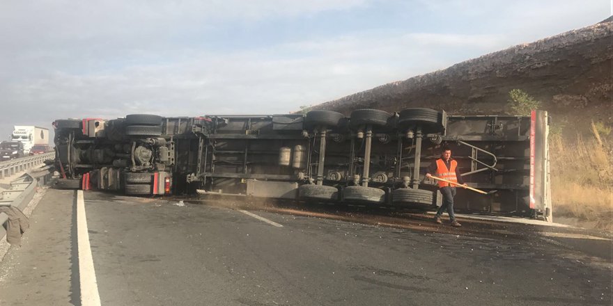 Konya'da bir tırın devrilmesi sonucu 2 kişi yaralandı