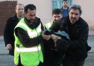 Polis müezzinlik yaparak hırsızı yakaladı