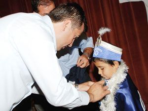 400 çocuğa sünnet elbiseleri dağıtıldı