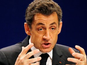 Sarkozy Paris'ten Londra'ya kaçıyor