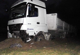 TIR tarlaya saplandı!