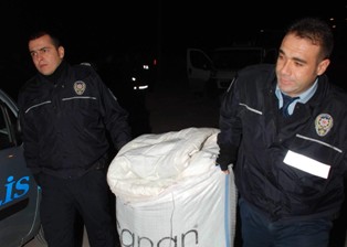 Yorganın içinden kaçak sigara çıktı