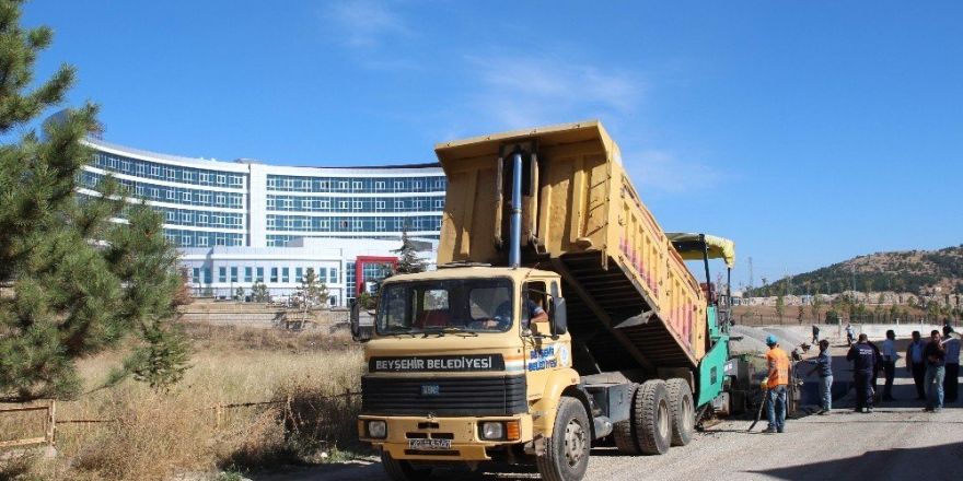 Beyşehir’de yeni hastane yolunda sıcak asfalt