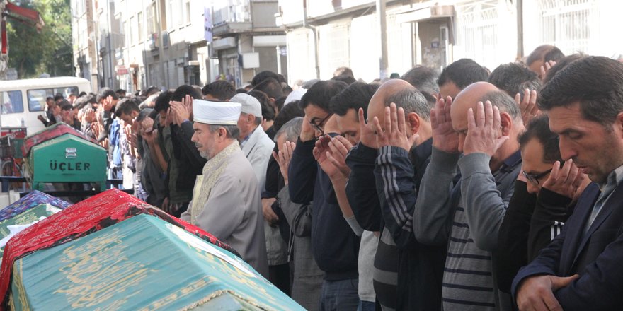 Afyon'da ölen aynı aileden 3 kişi defnedildi