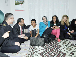 Karne öncesi yetim ve öksüz çocuklar mutlu oldu