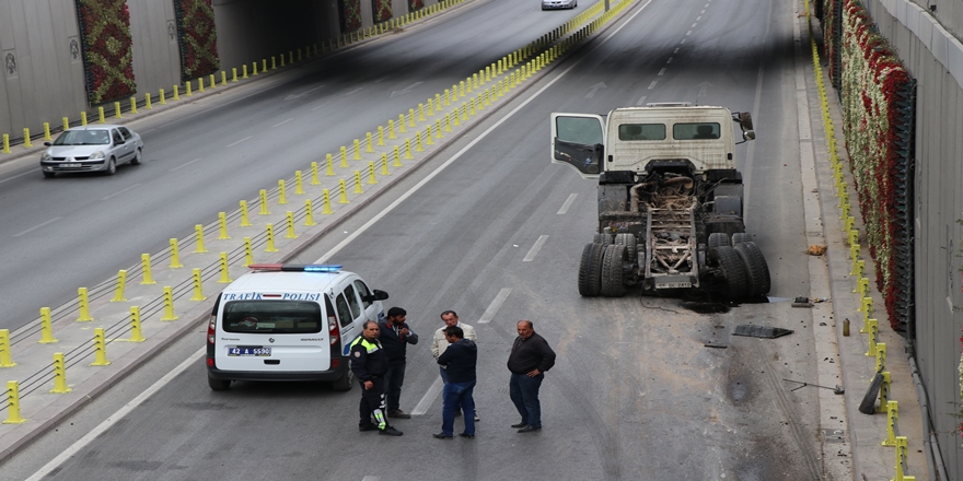 Kamyon ikiye ayrıldı