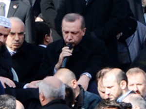 Başbakan Erdoğan dayısı için Kur’an okudu