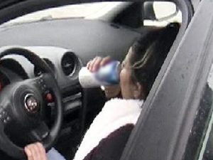 Alkollü kadın polisin yanında da içti