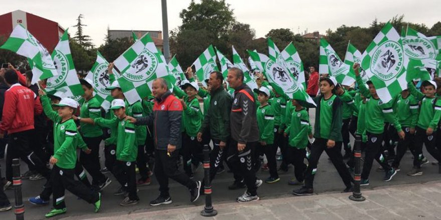 Konyasporlu minikler Amatör Spor Haftası yürüyüşüne katıldı