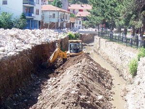 Doğanhisar'da Ali Çayı'nın duvarları yenileniyor