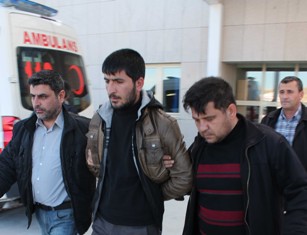 Mezarlık çıkışında kuzenlerini vurdu