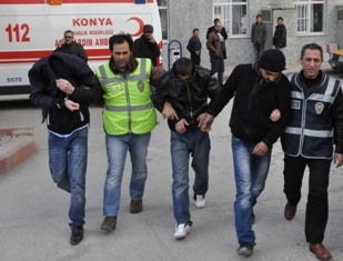 İmamın seccadesini çaldı