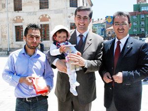 Başkanlardan çocuklara hediye