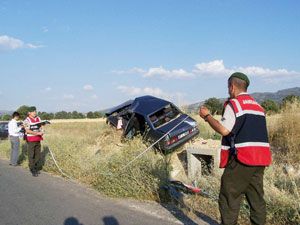 Düğün yolunda arının soktuğusürücü kaza yaptı: 4 yaralı