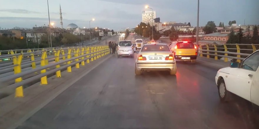 Konya'da bu üst geçitte her gün kaza yaşanıyor