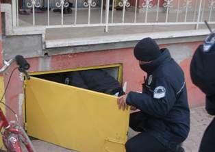 250 polisle 25 eve baskın