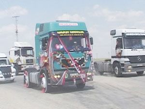 TIR’ını gelin arabası olarak kullandı