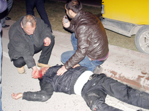 Otomobil ağaca çarparak durabildi: 4 yaralı