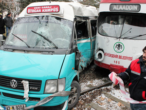 Kampüste tramvay ile minibüs çarpıştı