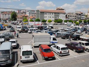 Karaman’da boş arsalar otopark oldu