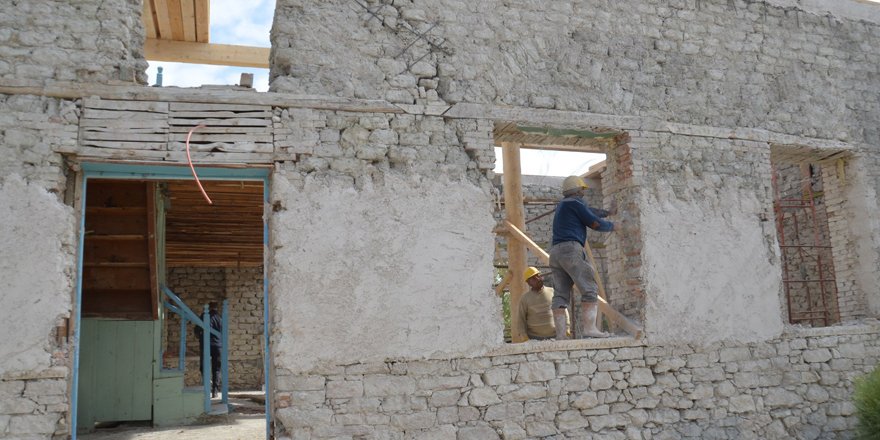 Karatay Ortakonak Camii’ni onarıyor