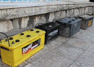 Akü, teyp ve korna çaldılar