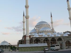 Cami yardım bekliyor