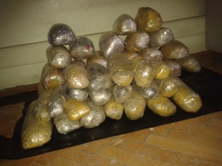 Benzin deposundan esrar çıktı