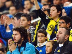 Aziz Yıldırım'a tezahüratlı gönderme