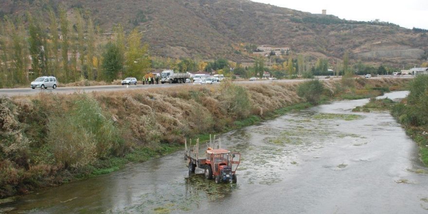 Kamyonun çarptığı traktör, Yeşilırmak’a uçtu: 1 yaralı