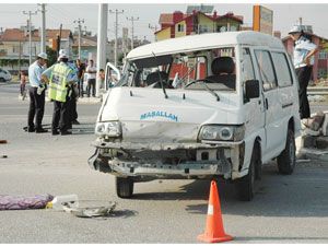 Yolcu otobüsü ile minibüs çarpıştı