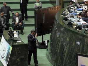 Ahmedinejad Meclis'i terk etti