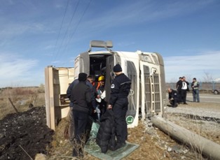 Kamyon elektrik direğine çarptı