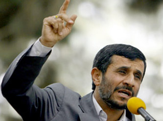 Ahmedinejad'a ayakkabılı saldırı!