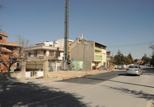 Yolun ortasında kalan ev yıkıldı
