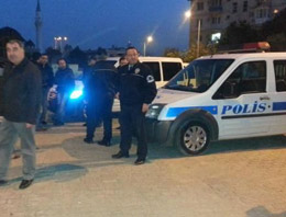 Polislere taşlı-bıçaklı saldırı