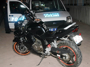 Yarış motoru demir korkuluklara çarptı: 1 yaralı