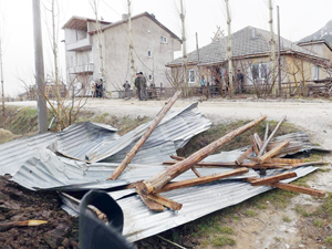 Hortum evin çatısını uçurdu