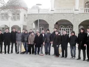 Saadetli gençlerden örnek davranış