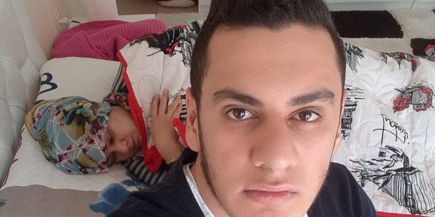 Kapağı açık olan kamyonet 2 kardeşe çarptı