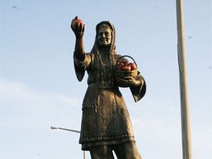 ‘Elmalı kız’ heykeli yeni yerine taşındı