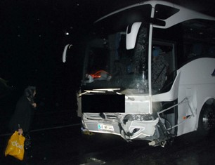 Otomobil, yolcu otobüsüne çarptı: 1 ölü