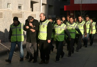 İnternetten otomobil vurgununa 8 tutuklama