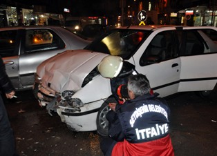 Ehliyetsiz sürücü kaza yaptı: 2 yaralı