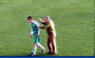 Oyuncusunu döverek sahadan çıkardı