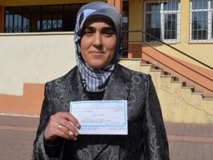 Başörtülü görevliyi sınava almadılar