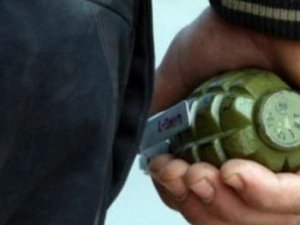 Polise attığı bomba elinde patladı