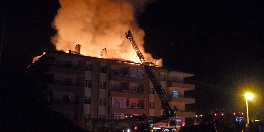 Apartmanın çatı katında çıkan yangın paniğe neden oldu