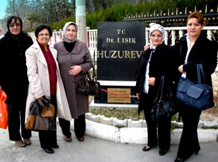 Yörük kadınları Huzurevini ziyaret etti